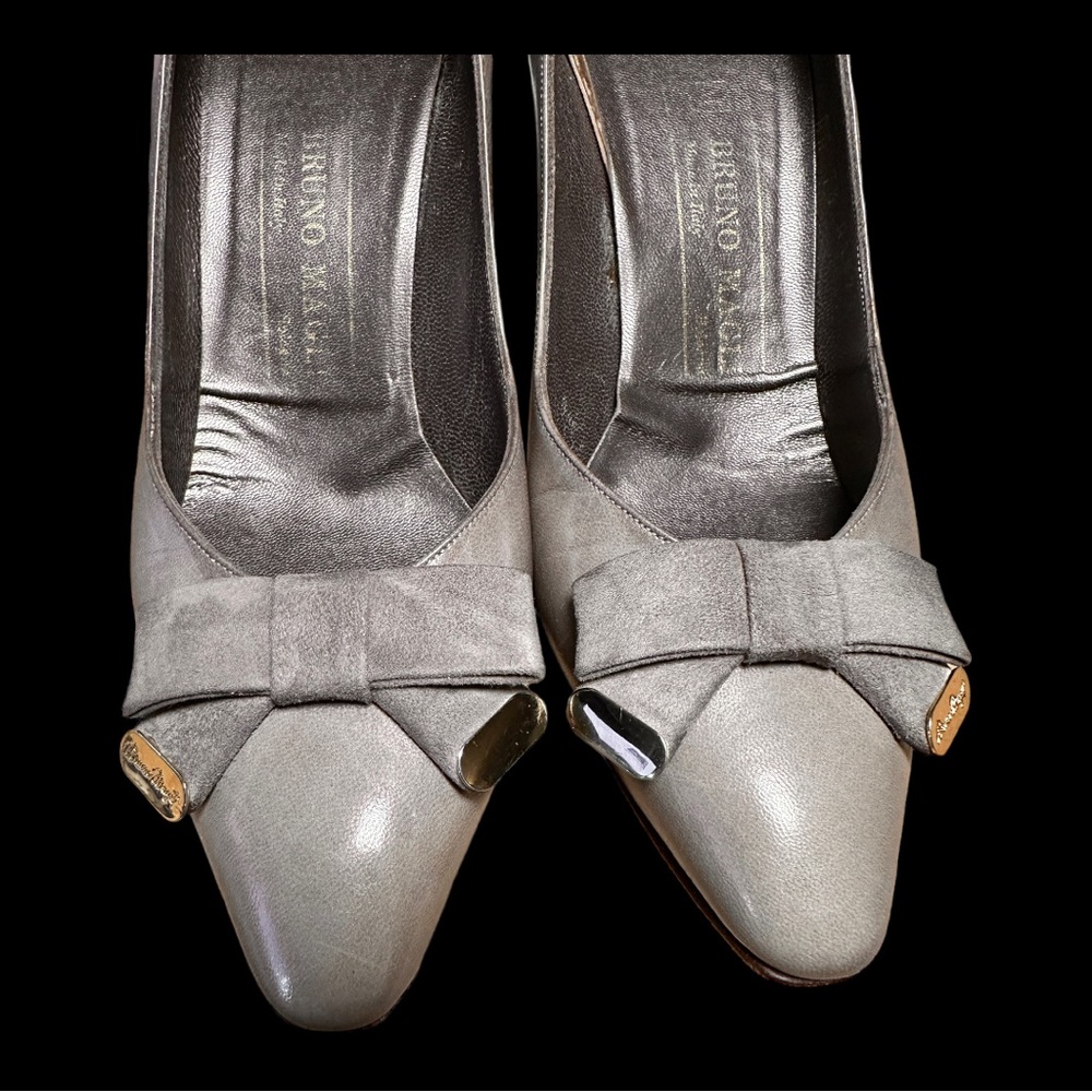 VINTAGE BRUNO MAGLI GREY LEATHER PUMPS W/BOW ACCENT (SZ 7AA) - Picture 2 of 12